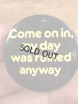 80年代頃Come On In, My Day Was Ruined Anywayのメッセージが書かれたビンテージの缶バッジ