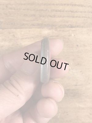 60~70年代頃のWomen Should Be Obscene & Not Heardのメッセージが書かれたビンテージの缶バッジ