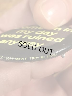 80年代頃Come On In, My Day Was Ruined Anywayのメッセージが書かれたビンテージの缶バッジ