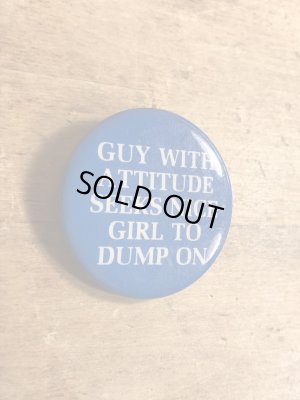 80年代頃のGuy With Attitude...のメッセージが書かれたヴィンテージの缶バッチ