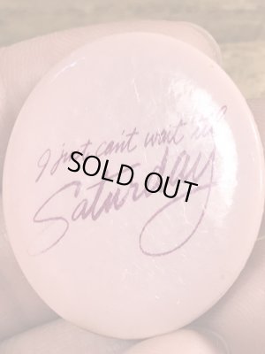 80'sのI Just Can't Wait 'Til Saturdayのメッセージが書かれたビンテージの缶バッジ