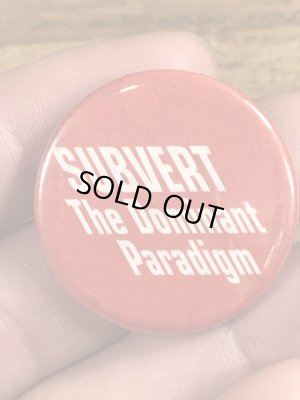 80年代頃のSubvert The Dominant Paradigmのメッセージが書かれたビンテージの缶バッジ