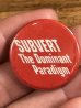 80年代頃のSubvert The Dominant Paradigmのメッセージが書かれたビンテージの缶バッジ