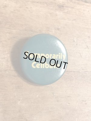 80年代頃のTemporarily Celibateのメッセージが書かれたビンテージの缶バッジ