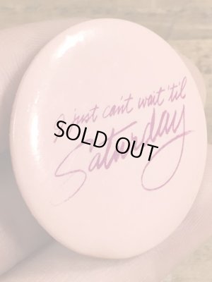 80年代頃のI Just Can't Wait 'Til Saturdayのメッセージが書かれたヴィンテージの缶バッチ