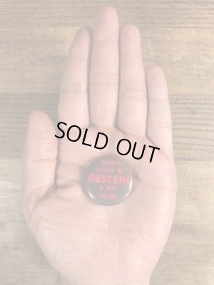 60~70年代頃のWomen Should Be Obscene & Not Heardのメッセージが書かれたビンテージの缶バッジ