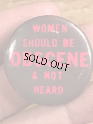 60~70年代頃のWomen Should Be Obscene & Not Heardのメッセージが書かれたビンテージの缶バッジ
