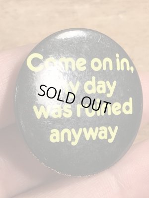 80年代頃Come On In, My Day Was Ruined Anywayのメッセージが書かれたビンテージの缶バッジ