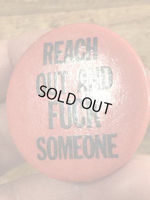 80'sのReach Out And Fuck Someoneのメッセージが書かれたヴィンテージの缶バッチ