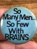 80年代頃のSo Many Men...So Few With Brainsのメッセージが書かれたヴィンテージの缶バッチ