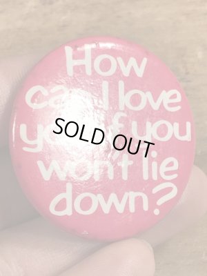 80年代頃のHow Can I Love You If You Won't Lie Down?のメッセージが書かれたヴィンテージの缶バッチ