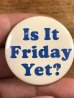 80年代頃のIs It Friday Yet?のメッセージが書かれたビンテージの缶バッジ