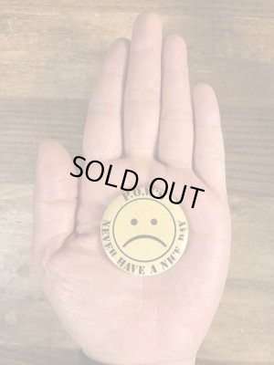 70年代頃のNever Have A Nice Dayのメッセージが書かれたビンテージの缶バッジ