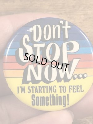 80年代頃のDon't Stop Now...のメッセージが書かれたビンテージの缶バッジ