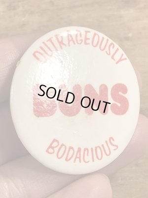 80年代頃のOutrageously Buns Bodaciousのメッセージが書かれたヴィンテージの缶バッチ