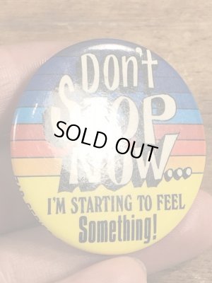 80年代頃のDon't Stop Now...のメッセージが書かれたビンテージの缶バッジ