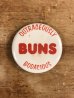 80年代頃のOutrageously Buns Bodaciousのメッセージが書かれたヴィンテージの缶バッチ