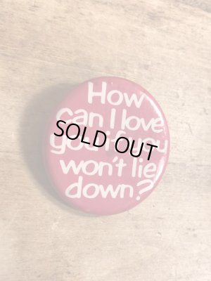 80年代頃のHow Can I Love You If You Won't Lie Down?のメッセージが書かれたヴィンテージの缶バッチ
