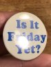 80年代頃のIs It Friday Yet?のメッセージが書かれたビンテージの缶バッジ