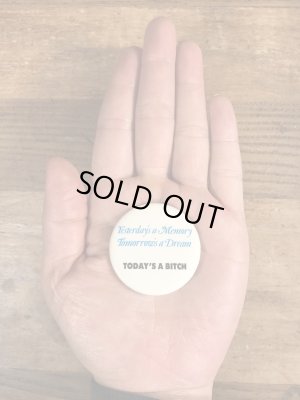 80年代頃のToday's A Bitchのメッセージが書かれたヴィンテージの缶バッチ