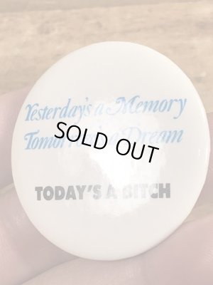 80'sのToday's A Bitchのメッセージが書かれたビンテージの缶バッジ