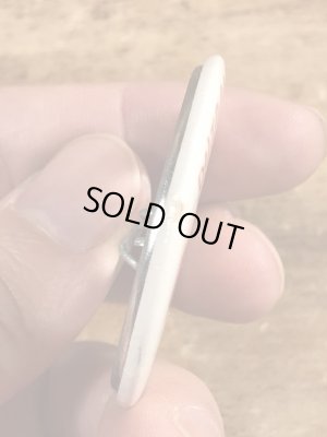 80'sのOutrageously Buns Bodaciousのメッセージが書かれたビンテージの缶バッジ