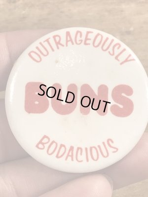 80年代頃のOutrageously Buns Bodaciousのメッセージが書かれたヴィンテージの缶バッチ
