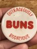 80年代頃のOutrageously Buns Bodaciousのメッセージが書かれたヴィンテージの缶バッチ