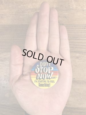 80年代頃のDon't Stop Now...のメッセージが書かれたビンテージの缶バッジ