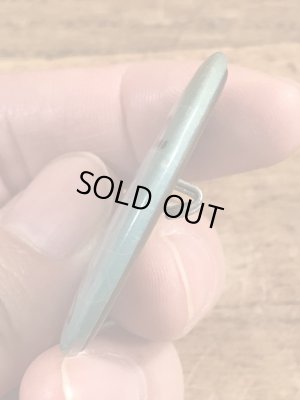 80年代頃のSo Many Men...So Few With Brainsのメッセージが書かれたヴィンテージの缶バッチ