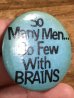 80年代頃のSo Many Men...So Few With Brainsのメッセージが書かれたヴィンテージの缶バッチ