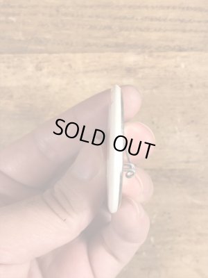 80年代頃のOutrageously Buns Bodaciousのメッセージが書かれたヴィンテージの缶バッチ