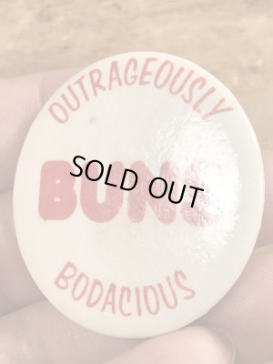 80'sのOutrageously Buns Bodaciousのメッセージが書かれたビンテージの缶バッジ