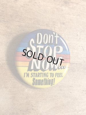 80年代頃のDon't Stop Now...のメッセージが書かれたビンテージの缶バッジ