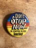 80年代頃のDon't Stop Now...のメッセージが書かれたビンテージの缶バッジ
