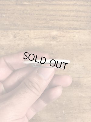 80'sのOutrageously Buns Bodaciousのメッセージが書かれたビンテージの缶バッジ