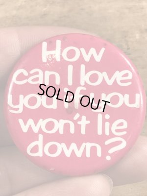 80年代頃のHow Can I Love You If You Won't Lie Down?のメッセージが書かれたヴィンテージの缶バッチ