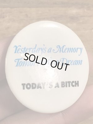 80年代頃のToday's A Bitchのメッセージが書かれたヴィンテージの缶バッチ