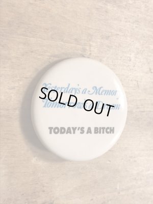 80年代頃のToday's A Bitchのメッセージが書かれたヴィンテージの缶バッチ