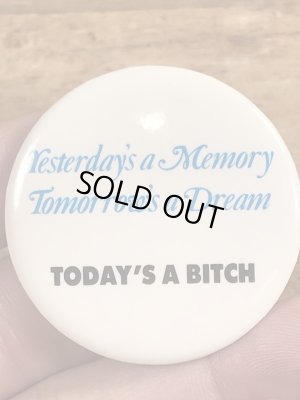 80年代頃のToday's A Bitchのメッセージが書かれたヴィンテージの缶バッチ