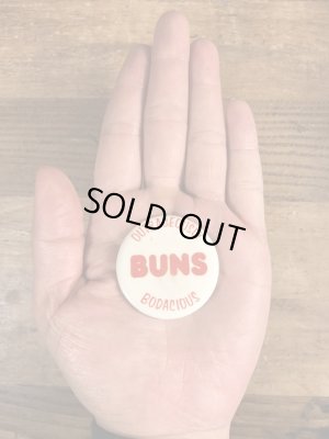 80年代頃のOutrageously Buns Bodaciousのメッセージが書かれたヴィンテージの缶バッチ