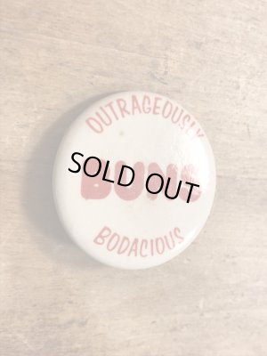 80年代頃のOutrageously Buns Bodaciousのメッセージが書かれたヴィンテージの缶バッチ