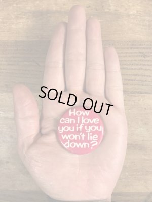 80年代頃のHow Can I Love You If You Won't Lie Down?のメッセージが書かれたヴィンテージの缶バッチ