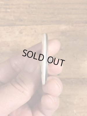 80年代頃のSanta Lives!のメッセージが書かれたヴィンテージの缶バッチ