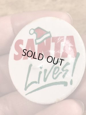 80'sのSanta Lives!のメッセージが書かれたビンテージの缶バッジ