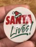 80'sのSanta Lives!のメッセージが書かれたビンテージの缶バッジ