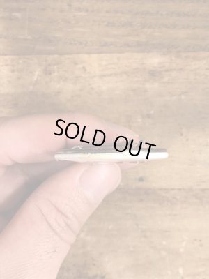 80'sのSanta Lives!のメッセージが書かれたビンテージの缶バッジ