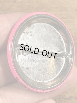 80'sのWho The Hell Invited You?のメッセージが書かれたビンテージの缶バッジ