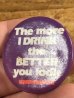 80'sのThe More I Drink The Better You Lookのメッセージが書かれたヴィンテージの缶バッチ