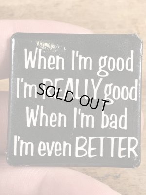 80年代頃のWhen I'm Good I'm Really Good...のメッセージが書かれたヴィンテージの缶バッチ
